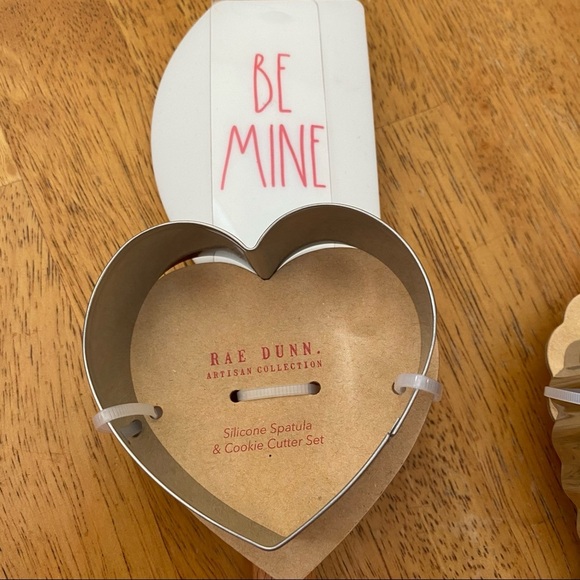 Rae Dunn XOXO & BE MINE Spatula & Cookie Cutter Set of 2 BRAND NEW!! - Picture 2 of 3